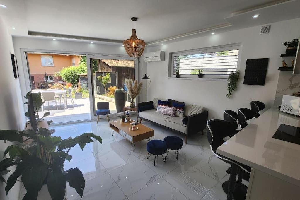 Suite Prestige Logement Neuf Avec Spa Et Ecran De Cinema En Rez De Jardin Colmar Exterior foto